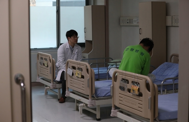 서울 은평구 응암동 서울특별시 은평병원 ‘24시간 정신건강의학과 진료실’에서 지난달 24일 오후 한 입원환자가 의사와 면담을 하고 있다. 김정효 기자 hyopd@hani.co.kr
