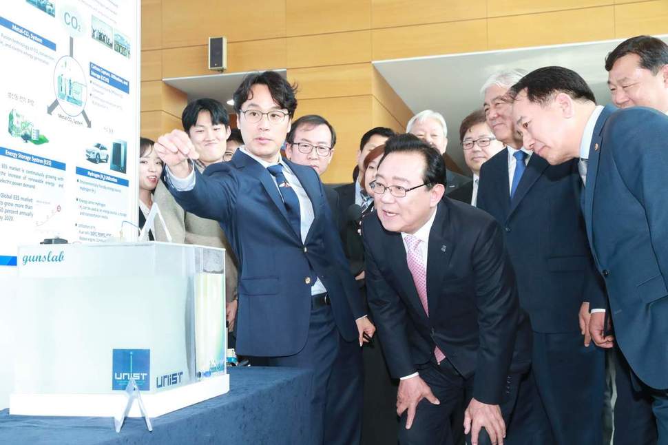 26일 '2030 울산 세계 최고 수소도시 비전 선포식'에 참석한 송철호 울산시장이 수소전기차의 권리에 대해 전문가의 설명을 듣고 있다.