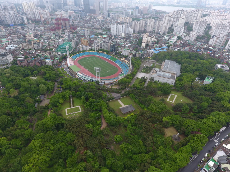 하늘에서 내려다본 서울 용산구 효창공원 전경. 백범, 삼의사, 임정 요인 묘역과 의열사 앞을 거대한 효창운동장이 가로막고 있다. 김봉규 선임기자 bong9@hani.co.kr