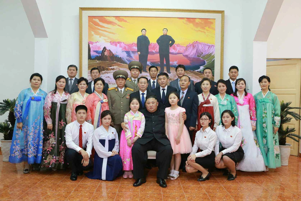 김정은 국무위원장이 26일 오후 하노이 북한대사관을 방문해 대사관 구성원·가족과 기념사진을 찍고 있다.  연합뉴스