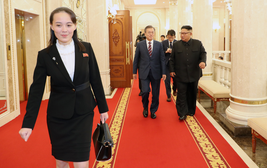 문재인 대통령과 김정은 국무위원장이 2018년 9월18일 오후 평양 조선노동당 중앙위원회 본부 청사에서 정상회담장으로 이동하고 있다. 평양사진공동취재단