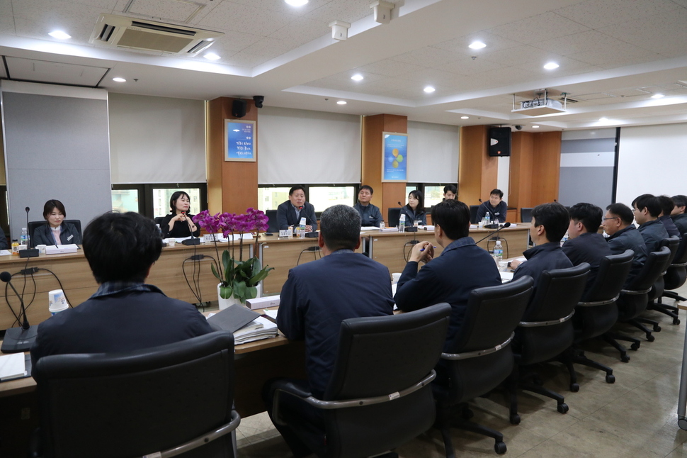 박인영 부산시의회 의장(왼쪽 두번째)이 부산교통공사 직원들을 찾아가 애로사항 등을 듣고 있다. 부산교통공사 제공