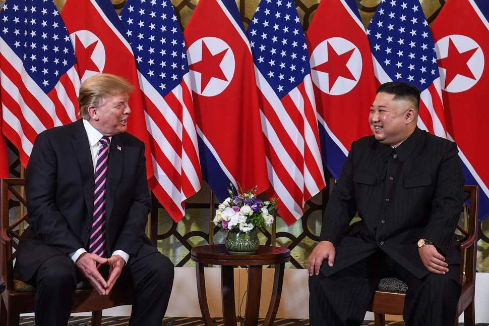 도널드 트럼프(왼쪽) 미국 대통령과 김정은 북한 국무위원장이 2차 북미정상회담 첫날인 27일(현지시간) 베트남 하노이의 소피텔 레전드 메트로폴 호텔에서 만나 웃으며 대화하고 있다. 트럼프 대통령은 이날 김 위원장과 만나 지난해 6·12 싱가포르 정상회담을 가리켜 "성공적이었다는 생각을 한다"며 "2차 북미정상회담이 1차 회담만큼, 아니면 더 성공하기를 바란다"고 말했다. 하노이 AFP=연합뉴스
