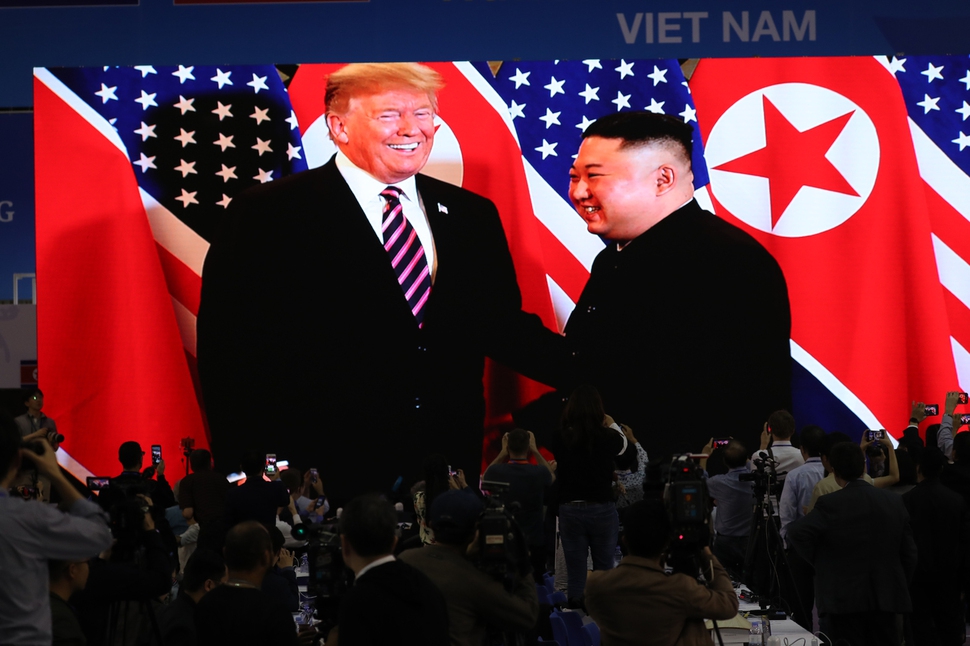 김정은 북한 국무위원장과 도널드 트럼프 미국 대통령이 27일(현지시간) 베트남 하노이 메트로폴 호텔에서 만나는 모습이 베트남-소련우정노동문화궁전에 마련된 국제미디어센터 스크린을 통해 중계되고 있다. 연합뉴스