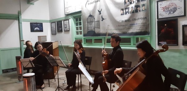 무지크바움은 해마다 1929년 학생독립운동이 시작됐던 옛 나주역에서 음악회를 열어 시민들의 역사의식을 환기시키고 있다. 2018년 10월 나주역 공연 장면. 무지크바움 제공