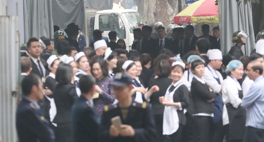 27일(현지시각) 베트남 하노이 메트로폴 호텔로 북한 경호인력이 들어가고 있다. 보안점검 때문에 호텔 직원들이 밖에 나와 있다. 하노이/박종식 기자 anaki@hani.co.kr