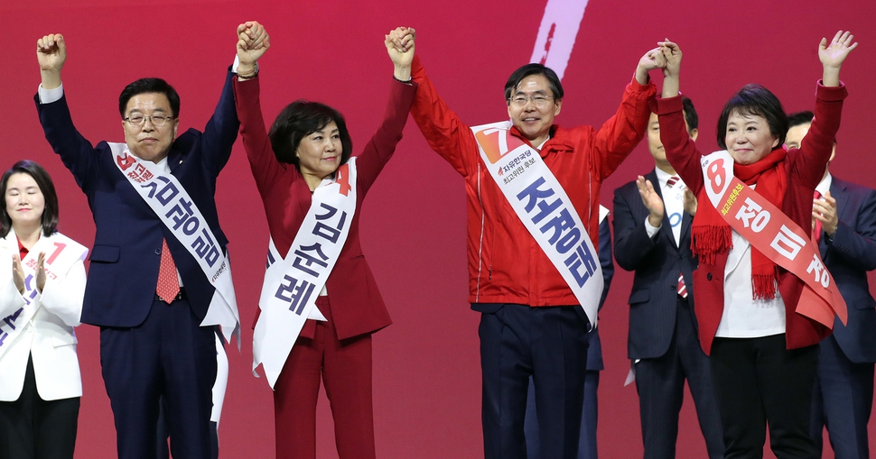 27일 오후 경기도 고양시 킨텍스에서 열린 자유한국당 전당대회에서 최고위원에 선출된 김광림(왼쪽부터), 김순례, 조경태, 정미경 위원이 두 손을 번쩍 들고 인사하고 있다. 연합뉴스