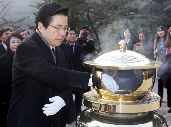 자유한국당 황교안 신임 당 대표가 당 지도부와 함께 28일 오전 동작구 국립서울현충원 내 고 김대중 전 대통령의 묘역을 참배하고 있다. 연합뉴스