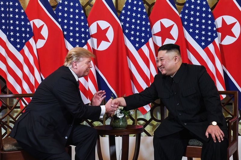 도널드 트럼프 미국 대통령과 김정은 북한 국무위원장이 지난 27일 베트남 2차 정상회담 환담에 앞서 악수를 나누고 있다. <연합뉴스>