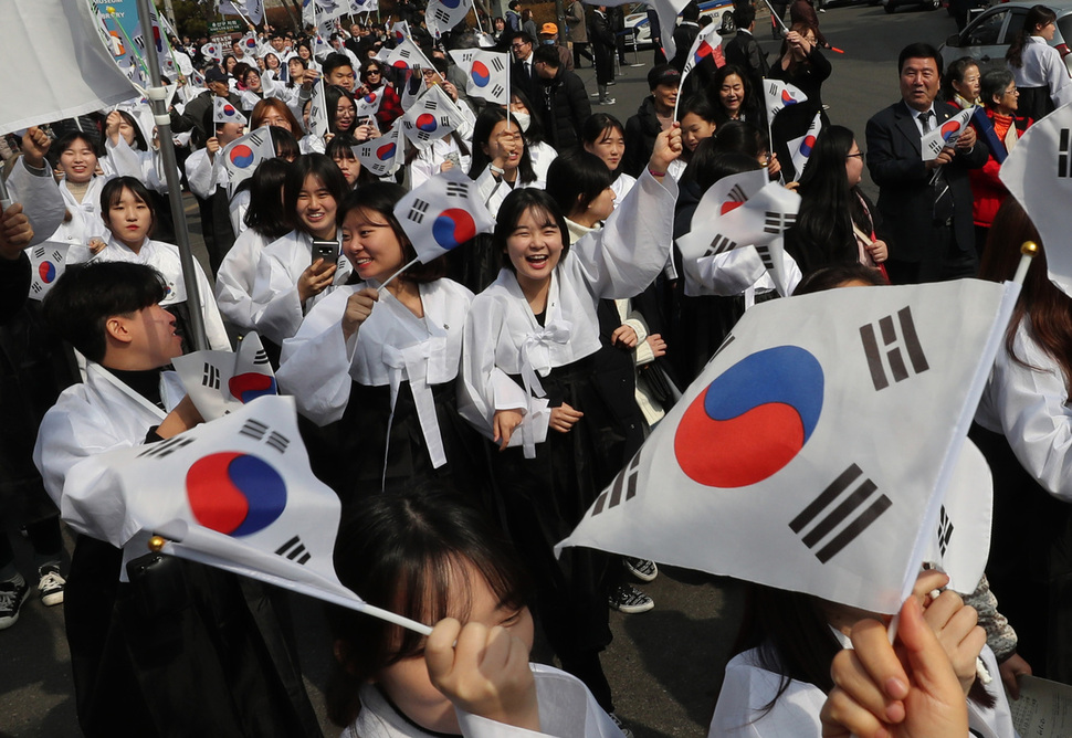 28일 낮 서울 용산구 효창공원에서 열린 3·1절 100주년 기념행사가 끝난 뒤 용산구 주민과 숙명여대 학생들이 대한독립 만세를 외치며 행진하고 있다. 백소아 기자