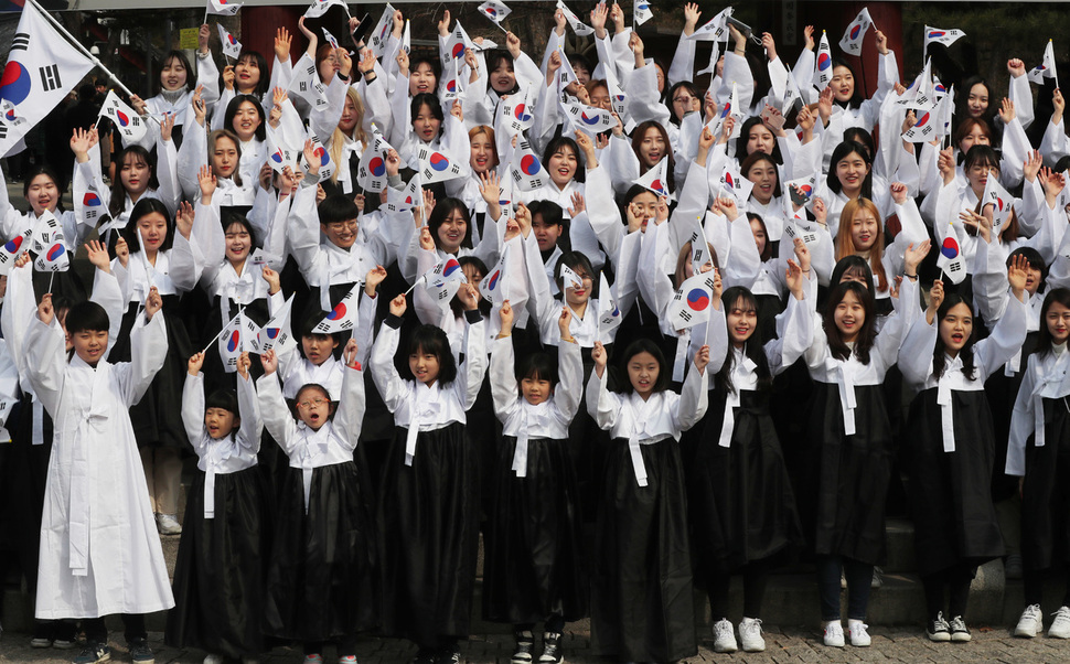 28일 낮 서울 용산구 효창공원에서 열린 3·1절 100주년 기념행사가 끝난 뒤 용산구 주민과 숙명여대 학생들이 대한독립 만세를 외치고 있다. 백소아 기자