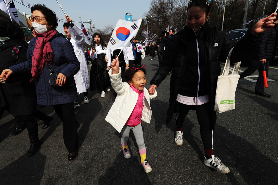 28일 낮 서울 용산구 효창공원에서 열린 3·1절 100주년 기념행사가 끝난 뒤 용산구 주민과 숙명여대 학생들이 대한독립 만세를 외치며 행진하고 있다. 백소아 기자