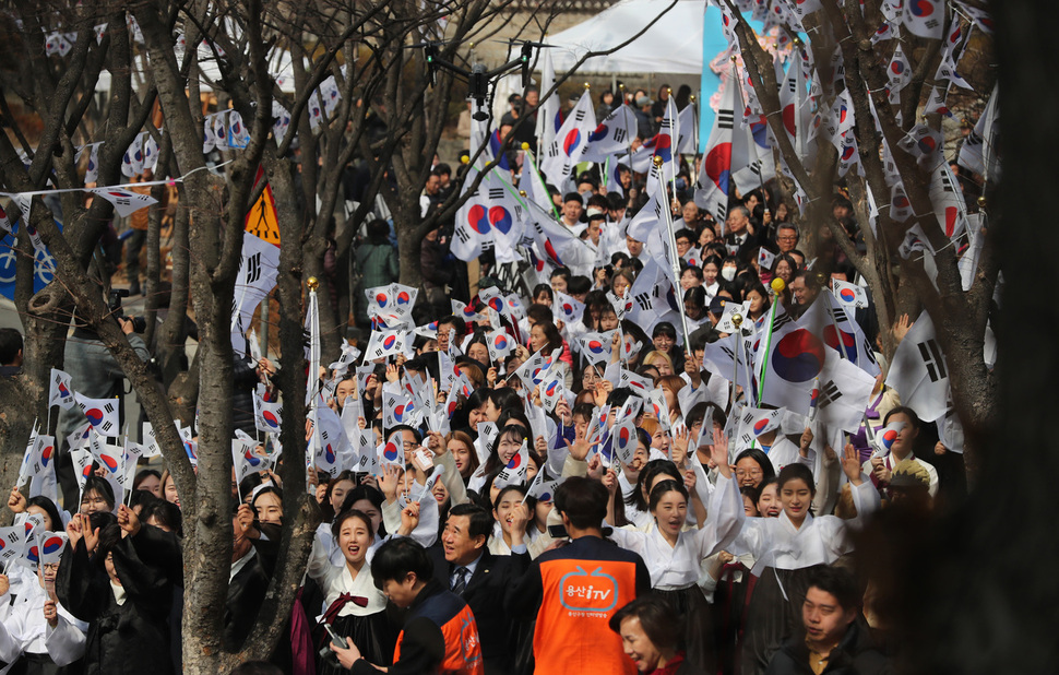 28일 낮 서울 용산구 효창공원에서 열린 3·1절 100주년 기념행사가 끝난 뒤 용산구 주민과 숙명여대 학생들이 대한독립 만세를 외치며 행진하고 있다. 백소아 기자