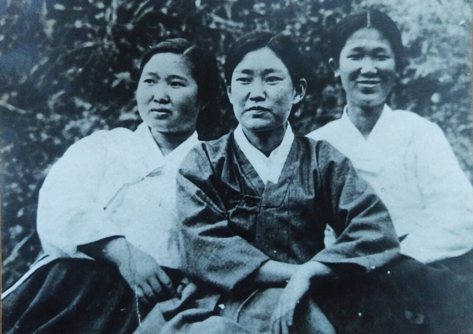 1920년대 찍은 것으로 보이는 최정숙(왼쪽)과 강평국(가운데)