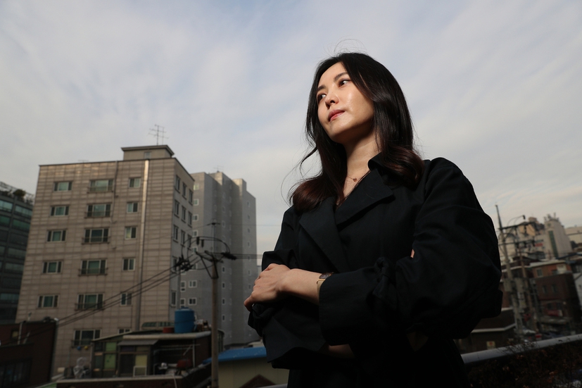 안락사를 다룬 장편소설 <아침을 볼 때마다 당신을 떠올릴 거야>를 낸 소설가 조수경. 김봉규 선임기자 bong9@hani.co.kr