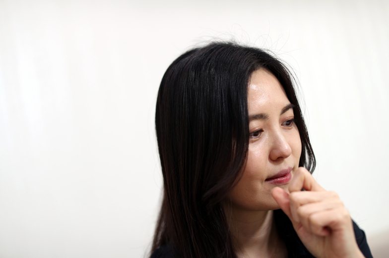 안락사를 다룬 장편소설 <아침을 볼 때마다 당신을 떠올릴 거야>를 낸 소설가 조수경. “죽음을 생각하는 건 언제나 삶을 생각하는 일”이라고 ‘작가의 말’에 썼다. 김봉규 선임기자 bong9@hani.co.kr