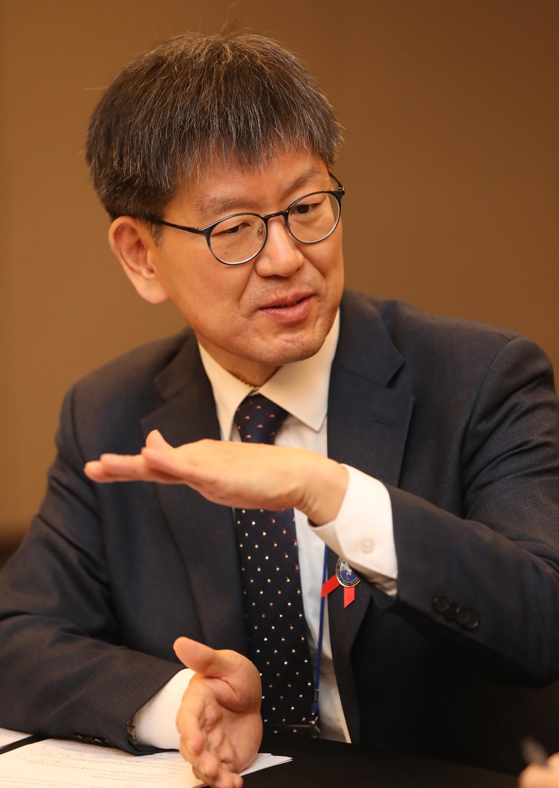 26일 오후 서울 서초구 JW 메리어트 호텔 서울에서 필립 페팃 미국 프린스턴대학교 정치학과 석좌교수와 대담을 하고 있는 박명림 연세대 교수. 신소영 기자 viator@hani.co.kr
