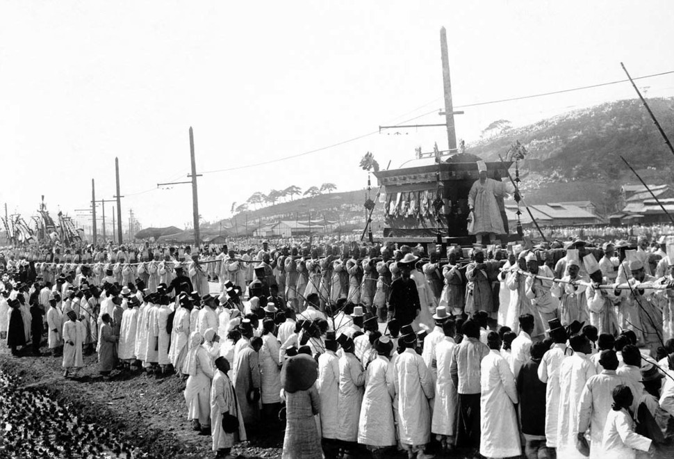 1919년 3월3일 국장으로 치뤄진 고종 장례식에서 상여가 지나가고 있다. 서울역사박물관 제공