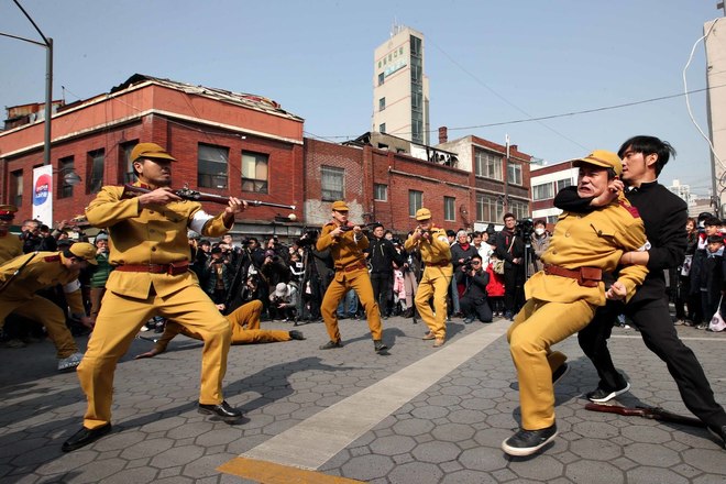 1일 인천 창영초등학교에서 열린 ‘제100주년 기념식’ 시가행진 중에 일본 헌병의 만세행렬 제지에 맞서 싸우는 독립열사들의 모습을 재현하고 있다. 인천 동구 제공