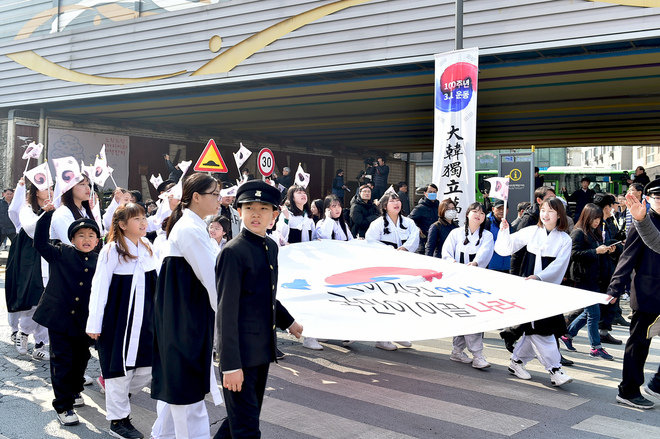 1일 인천 창영초등학교에서 동인천역 북광장까지 이어진 ‘제100주년 3.1절 기념’ 시가행진에서 참가 학생들이 대한독립 만세를 외치고 있다. 인천시 제공