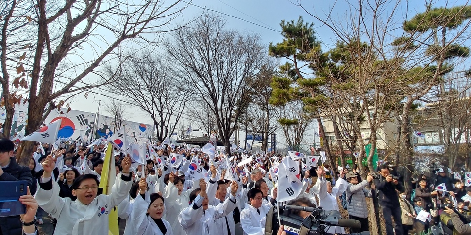 충북 청주시민들이 1일 오후 청주 남주동 만세 공원에서 3·1만세 운동을 재연하고 있다. 오윤주 기자