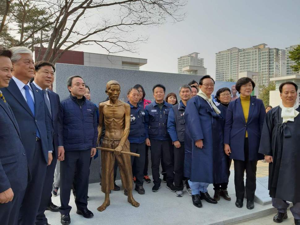 ‘3·1운동 100주년 기념 울산 강제징용 노동자상 건립추진위원회’는 1일 울산대공원 동문 앞 광장에서 송철호 울산시장과 노옥희 울산시교육감, 이상헌·김종훈 국회의원, 양대노총 울산본부 지도부를 비롯한 추진위 관계자와 시민 등 500여명이 참석한 가운데 강제징용 노동자상 건립 기념대회를 열고 노동자상을 제막했다.