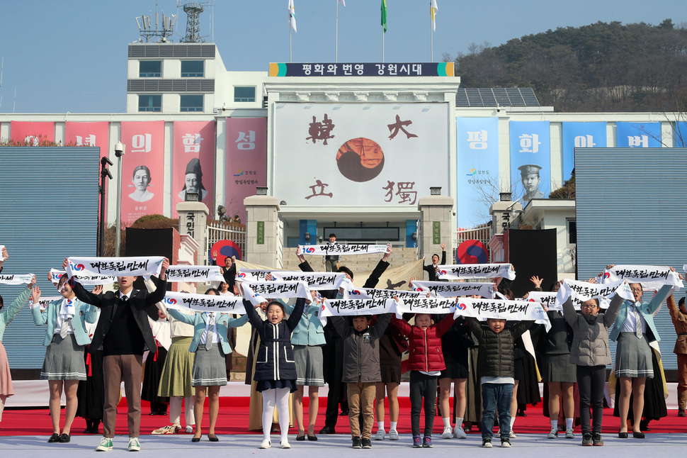 강원도가 1일 오전 도청 앞 광장에서 3.1절 기념식을 진행했다. 특히 이날 기념식의 배경이 된 도청 건물에 ‘100년의 함성, 평화와 번영으로’라는 문구가 적힌 대형 펼침막이 걸려 눈길을 끌었다. 강원도 제공