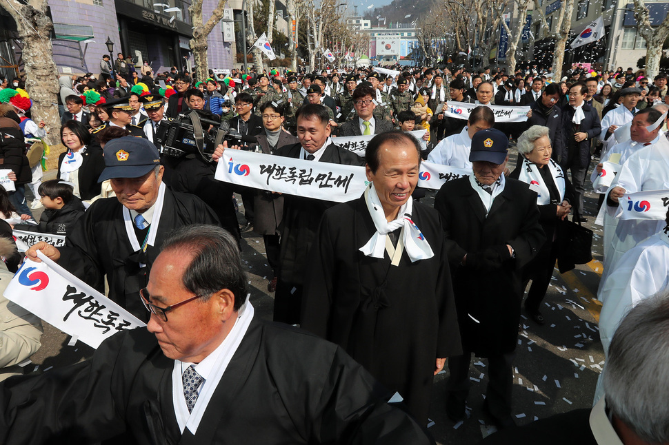강원도가 1일 오전 도청 앞 광장에서 3.1절 기념식을 진행했다. 사진은 도청 앞에서 춘천시청까지 만세삼창 재현 거리행진을 하는 모습. 강원도 제공