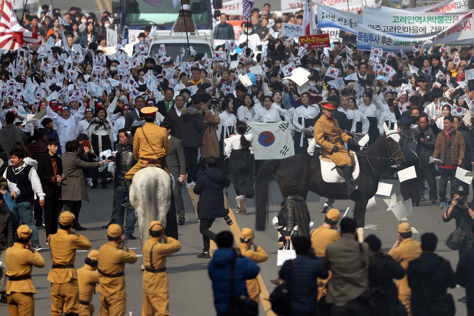 광주시민들이 1일 동구 금남로에서 3·1운동 100주년을 기념하는 독립 만세 행진을 펼치고 있다. 연합뉴스