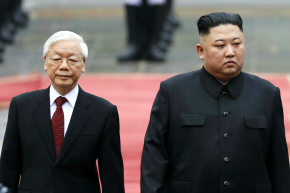 김정은 북한 국무위원장이 1일 하노이 주석궁 앞에서 응우옌푸쫑 베트남 국가주석과 함께 환영식에 참석하고 있다. 하노이/AP 연합뉴스