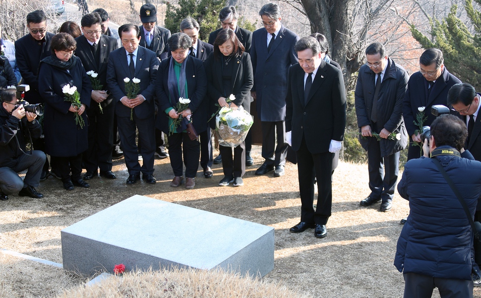 이낙연 국무총리가 3·1절 100돌인 1일 오전 서울 중랑구 망우공원묘지 애국지사 묘역에 있는 한용운 선생 묘소에서 묵념하고 있다. 연합뉴스