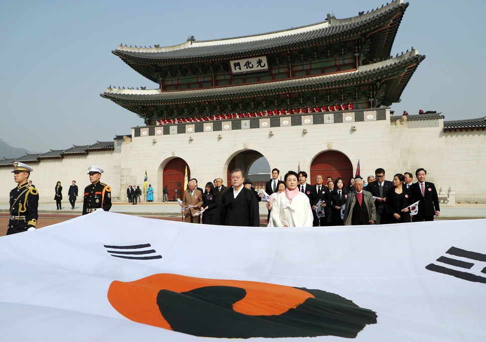 문재인 대통령과 김정숙 여사가 1일 오전 경복궁 광화문 앞에서 ‘제100주년 3.1절 기념식’에 참석하기 위해 진관사 대형 태극기를 따라 이동하고 있다 . 2019.03.01 청와대제공