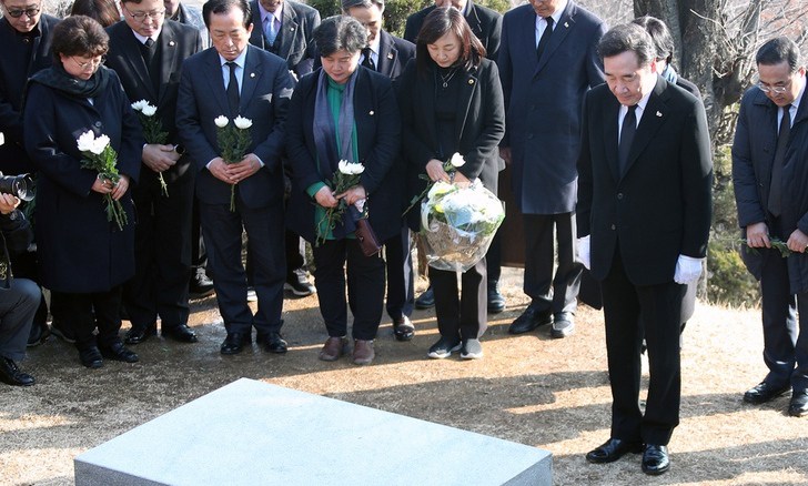 이 총리, 3·1운동 100주년 맞아 한용운·오세창 묘소 참배