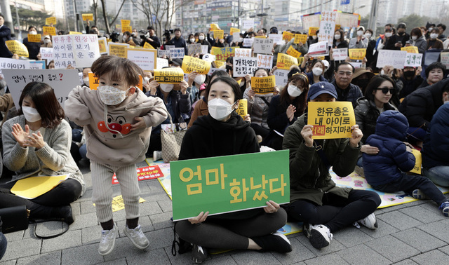 경기도 용인시 수지지역 학부모비상대책위원회 회원들이 3일 오후 수지구청 앞에서 한유총의 ‘무기한 개학 연기’를 규탄하는 집회를 하고 있다. 용인/김명진 기자 littleprince@hani.co.kr