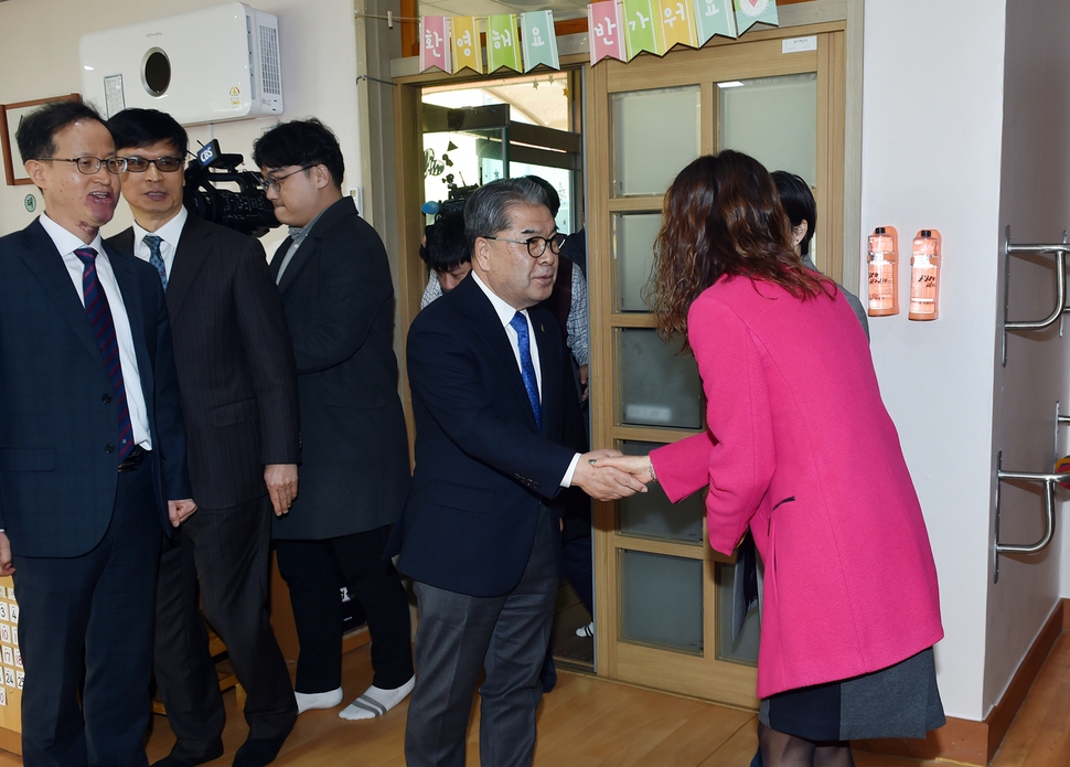 4일 오전 이재정 경기도 교육감이 용인 신곡초등학교 유치원을 둘러보고 있다. 경기도 교육청 제공