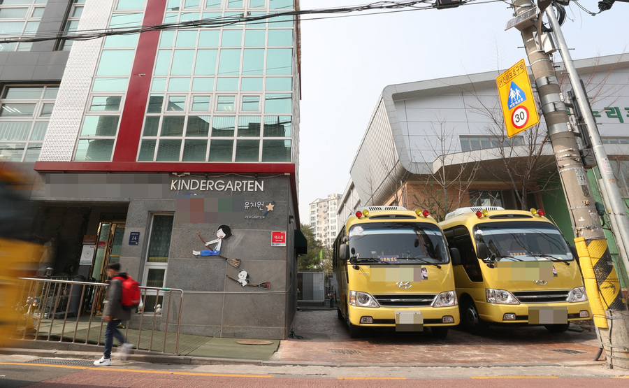 한국유치원총연합회가 개학 연기 투쟁에 나선 4일 오전 서울 강남구의 한 유치원이 조용한 모습을 보이고 있다. 개학 연기 투쟁에 참여한 이 유치원은 개학 연기 투쟁에 참여했지만 자체 돌봄을 제공했다. 백소아 기자 thanks@hani.co.kr