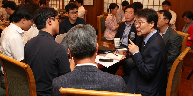 장하성 청와대 정책실장이 지난해 8월26일 청와대 춘추관에서 기자간담회를 열어 문재인 정부의 경제정책 운용계획과 전망을 설명하고 있다. 김정효 기자