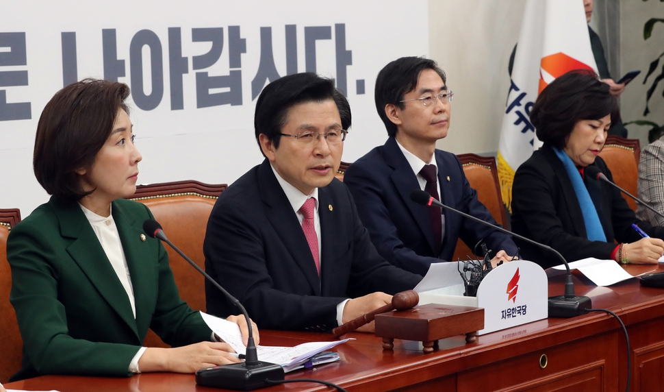 황교안 자유한국당 대표가 4일 오전 국회에서 열린 최고위원회의에서 발언하고 있다. 김경호 선임기자 jijae@hani.co.kr