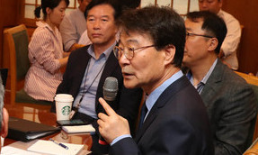 [사설] ‘회전문 인사’ 비판 피할 수 없는 장하성 대사 내정