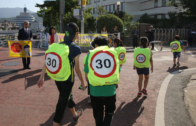 지난 2012년부터 5년간, 전국 만 12살 이하 어린이 교통사고 입원환자 10명 중 4명은 보행 중 일어난 사고로 병원에 입원했다. 사진은 지난 2017년 경남도교육청이 자체 개발한 안전덮개를 가방에 씌우고 등교하는 초등학생들 모습. 경남도교육청 제공