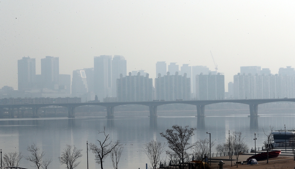 지난 1일 오전 서울 시내가 미세먼지로 가득 차 있다. 지난달 말부터 여섯째 미세먼지 농도가 매우 높아 주의가 필요하다. 김경호 선임기자 jijae@hani.co.kr