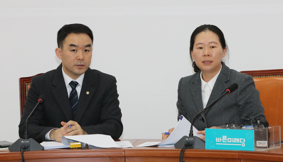 바른미래당 권은희 정책위의장(오른쪽)과 채이배 원내정책부대표가 5일 오후 국회에서 기자간담회를 열고 "문재인정부에서 국민의 안전과 직결되는 공공기관에까지 전문성이 없는 '낙하산 인사'를 임명했다"고 밝히고 있다. 연합뉴스