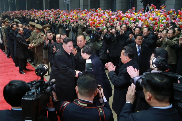 김정은 국무위원장이 5일 새벽 평양역에 도착해 환영 나온 고위 간부들과 악수를 하고 있다. 연합뉴스