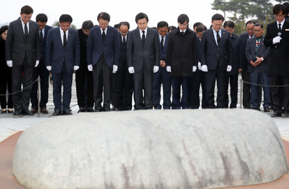 황교안 자유한국당 대표(앞줄 왼쪽 네 번째)와 당 지도부가 5일 오후 경남 김해시 진영읍 봉하마을 고 노무현 전 대통령 묘역을 참배하고 있다. 연합뉴스