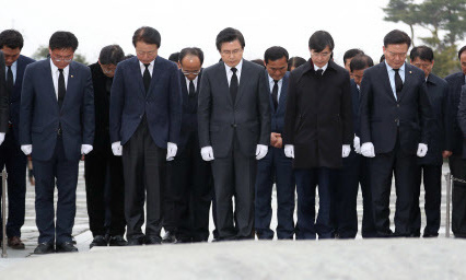 봉하마을 찾은 황교안 “노 대통령 통합·나라사랑 정신 되새기겠다”