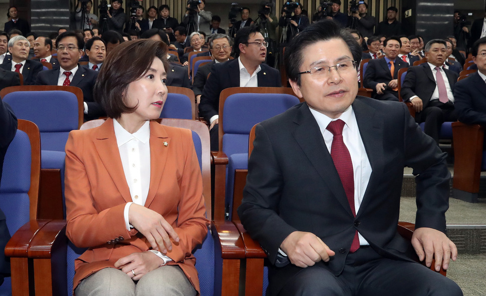 황교안 자유한국당 대표가 5일 오후 국회에서 열린 의원총회에 참석해 나경원 원내대표와 대화하고 있다. 김경호 선임기자 jijae@hani.co.kr