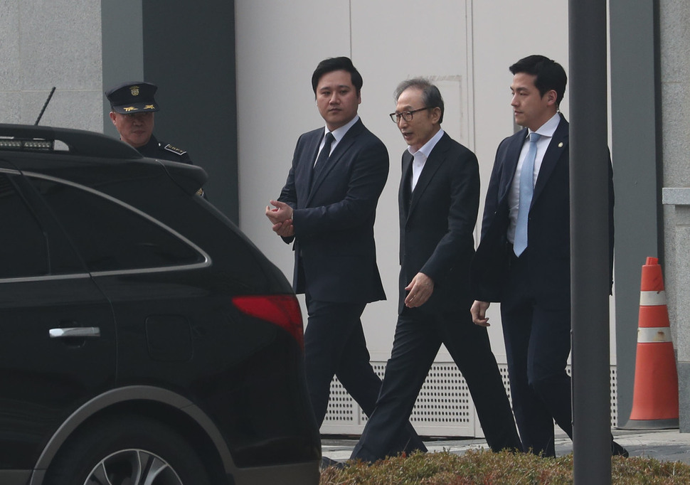 다스의 실소유주로 뇌물·횡령 등의 혐의를 받아 1심에서 징역 15년의 중형으로 수감중 보석으로 풀려난 이명박 전 대통령이 6일 오후 서울 송파구 서울동부구치소에서 나오고 있다.