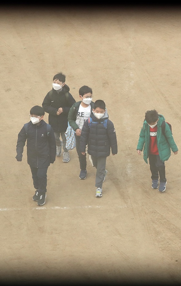 수도권에 6일째 미세먼지 비상저감조치가 시행된 6일 오전 서울 여의도초등학교 어린이들이 마스크를 쓰고서 등교하고 있다. 연합뉴스