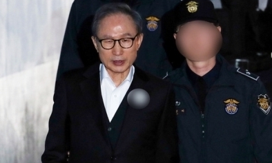 이명박 전 대통령, 구속 349일 만에 석방…“자택에만 머물고 접견·통신 금지”