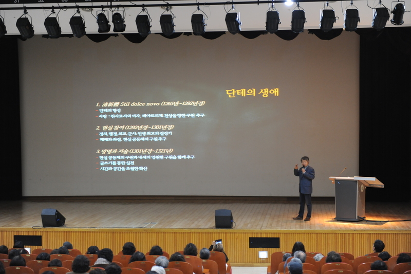 지난 해 11월 전남대 박물관 문화강좌에서 박상진 교수가 강의를 하고 있다. 전남대 박물관 제공